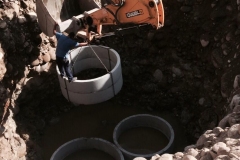 Perforación y revestimiento para pozo con excavadora en Candeleda