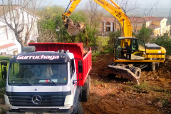 Camión y excavadora Gurruchaga en Candeleda